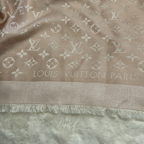 COPY - Louis Vuitton Monogram Shine Shawl - Picture 11 of 12